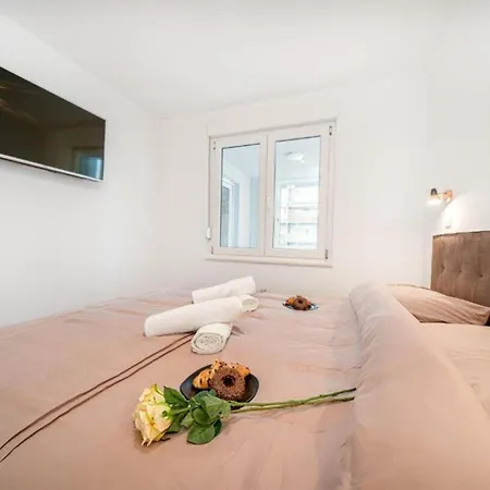Luxury On The Main Daire